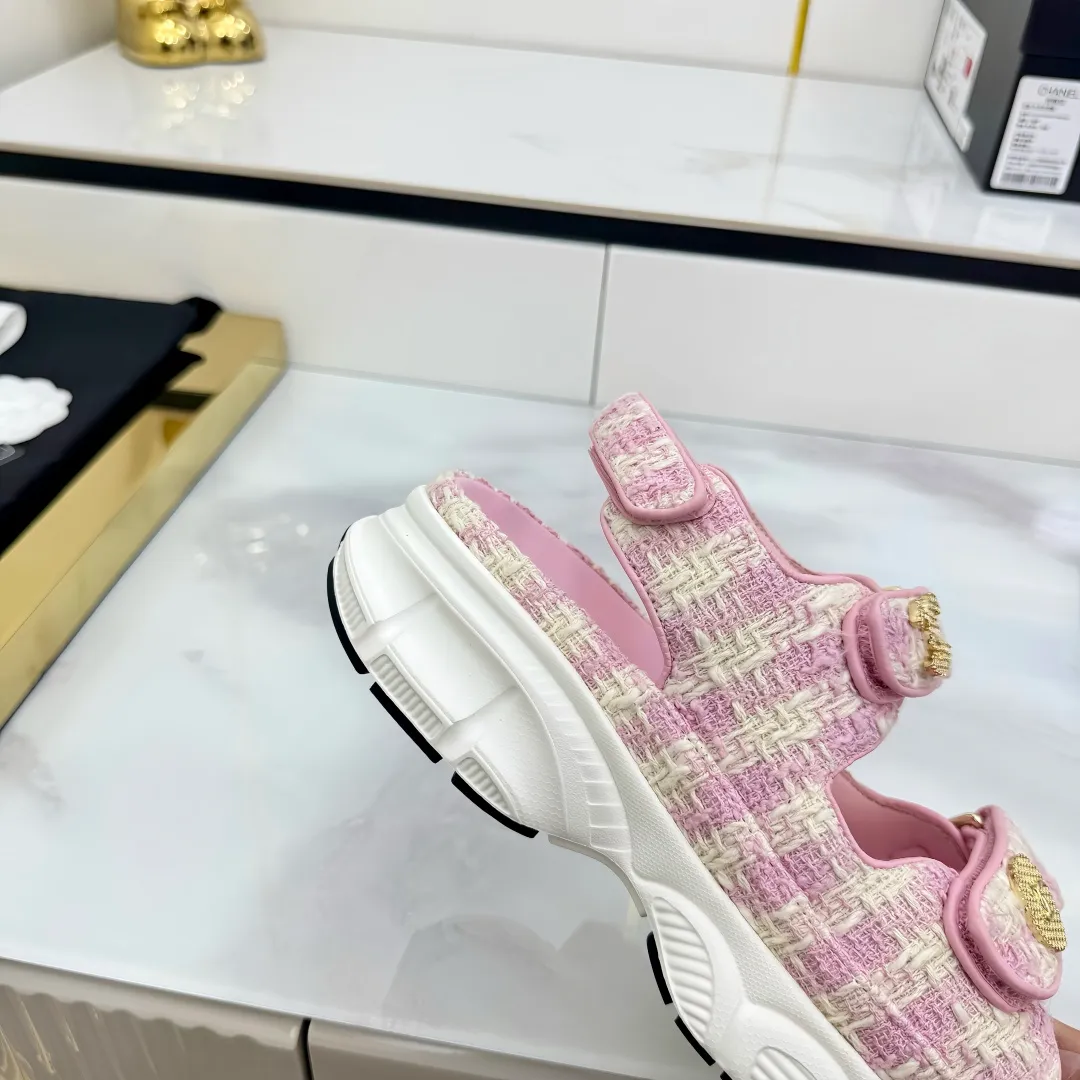 👟👟Ex-factory price 640👟👟 Top version... Chanel｜Chanel Xiaoxiang Velcro Beach Slippers Slippers Casual Beach Shoes 25ss Spring and Summer New Style! Beach shoes are a hit all over the internet! The latest model from the counter, I am still willing to buy it on my feet. It must be ranked among the most popular models. It is invincible in all seasons. Various bloggers and Internet celebrities can see the matching styles. Highly recommended. Pearlescent sheepskin upper, sheepskin lining, suede for feet. Original open-molded TPU outsole size: 35-40 (customized for 40 and 41). Full set of original packaging 👉 👉 👉